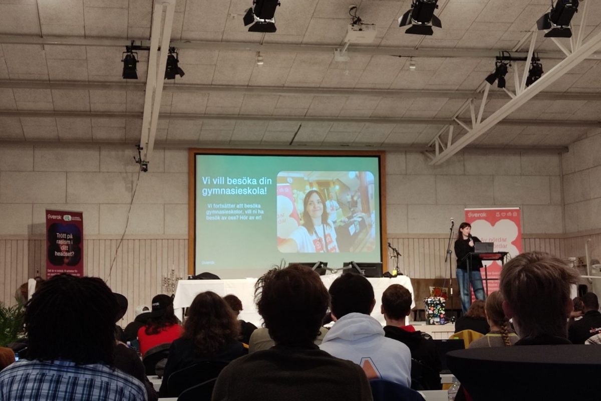 Klara håller föreläsning under Riksmötet 2025