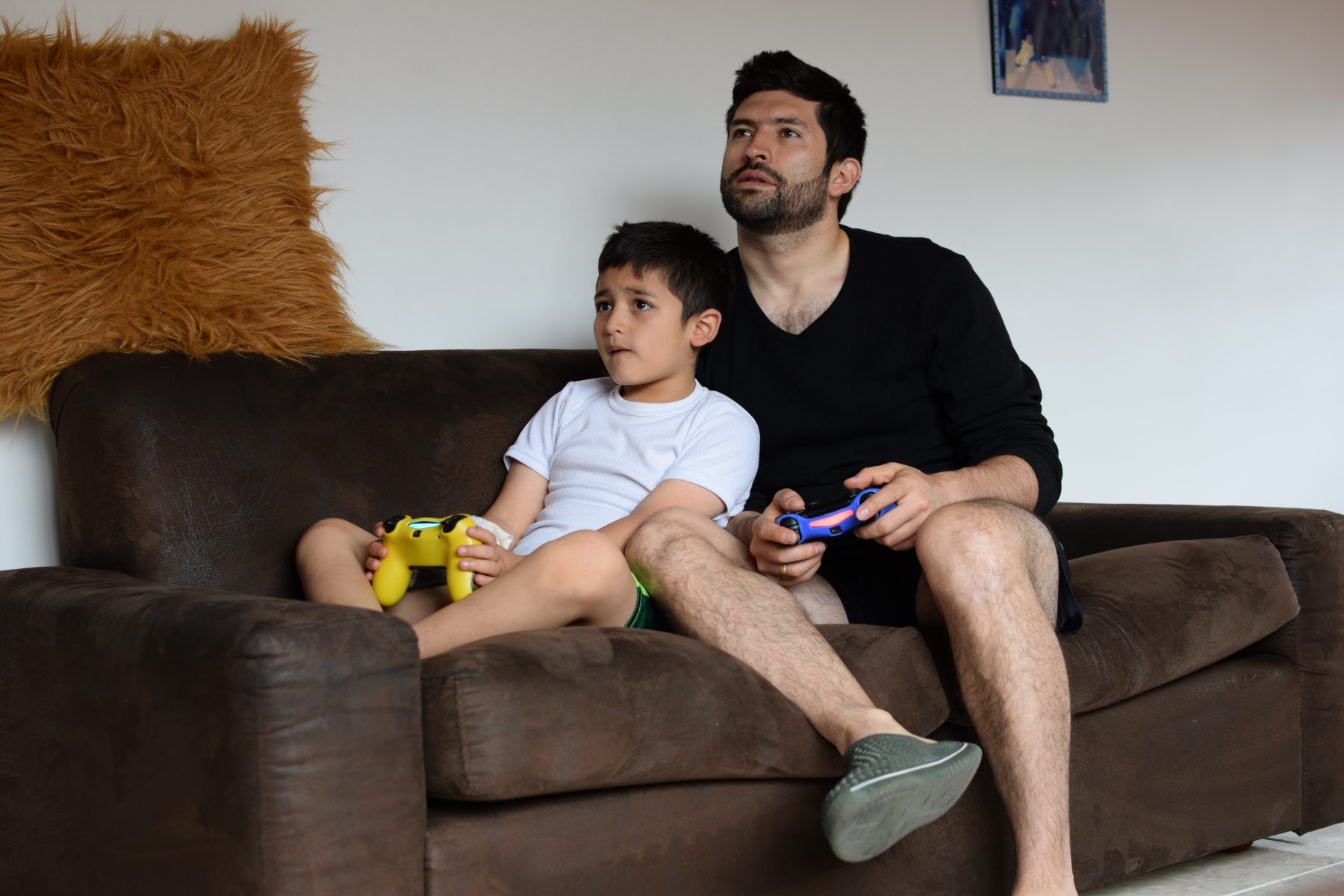 Pappa som spelar med son