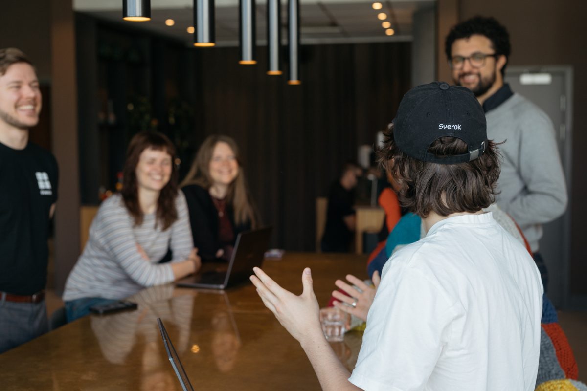 Sveroks anställda har möte och skrattar