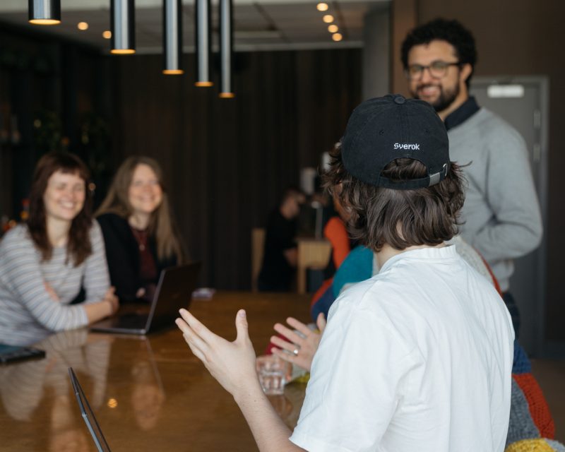 Sveroks anställda har möte och skrattar