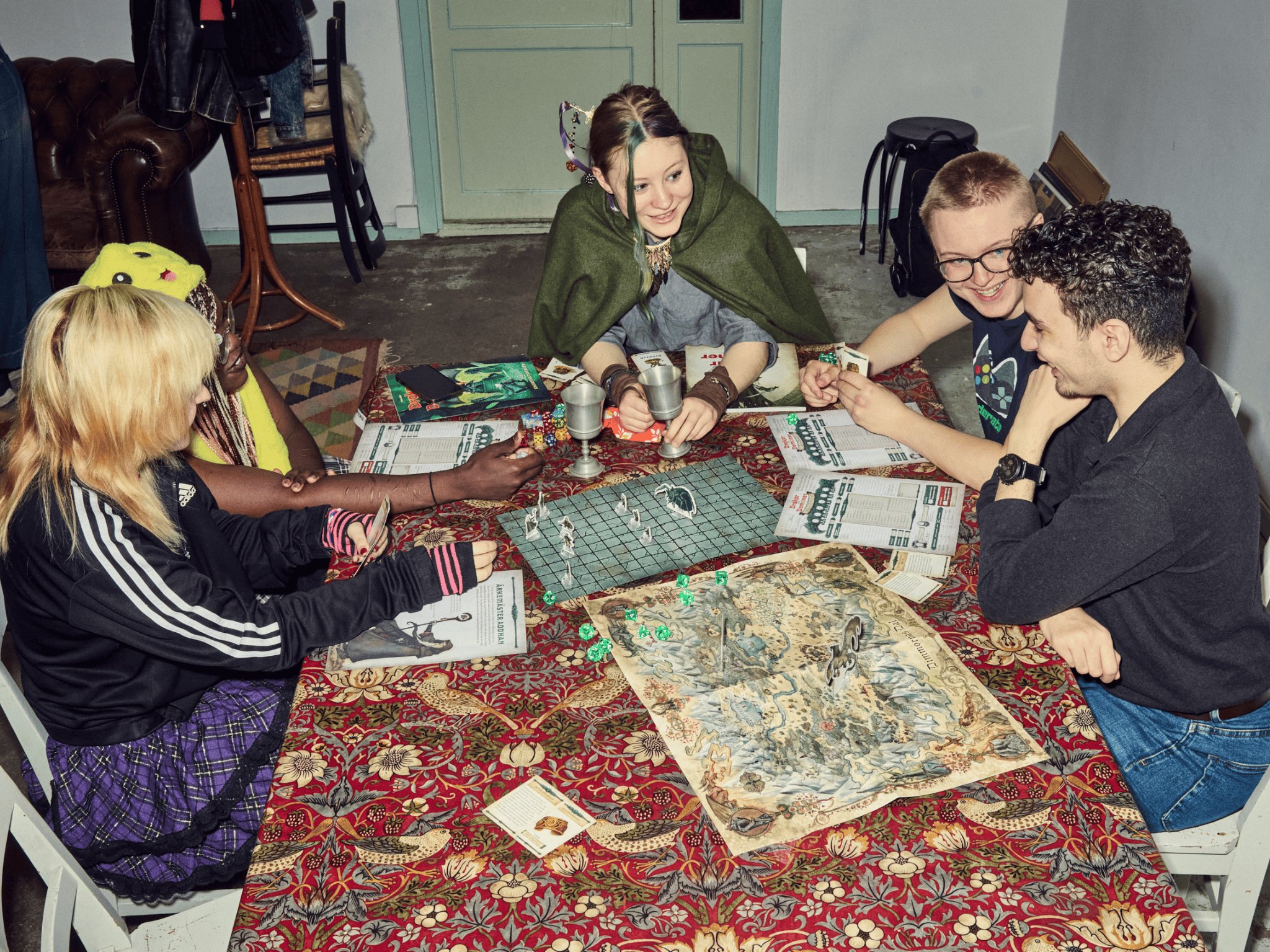 Bilden visar fem personer som spelar drakar och demoner.