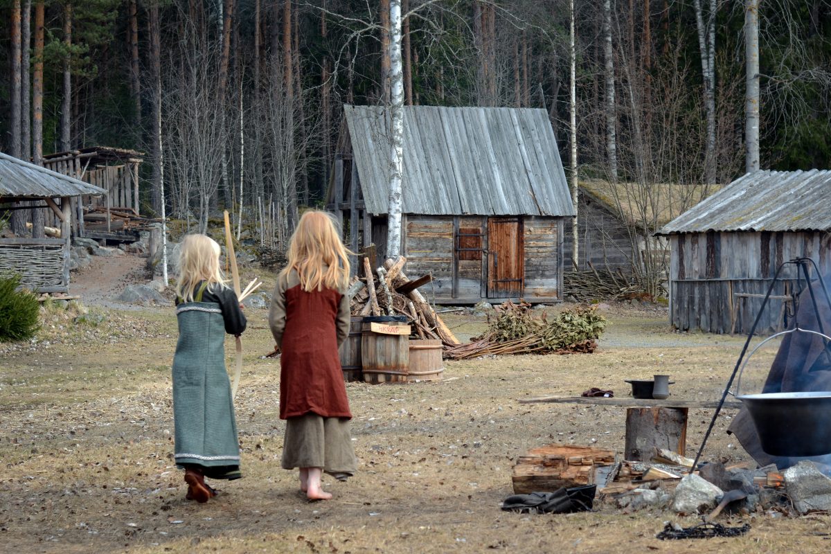 två tjejer promenerar i en lajvby