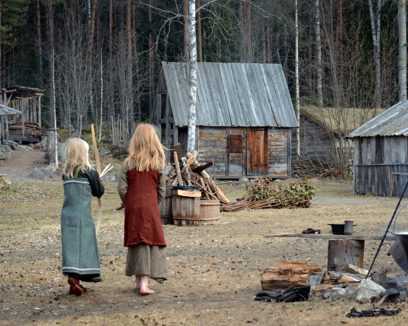 två tjejer promenerar i en lajvby